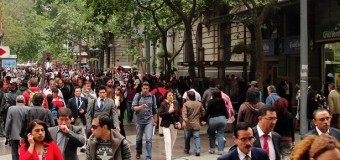 El 56% de los santiaguinos califica de positiva relación con inmigrantes